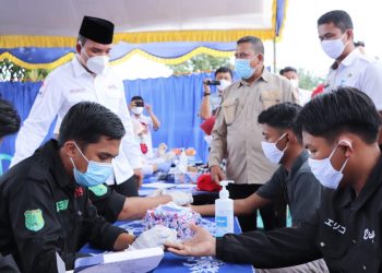 Ketua PMI Muba Beni Hernedi menyaksikan rapid test pada acara Gerakan Bakti Gotong Royong PMI Kabupaten Muba Menuju Desa New Normal COVID-19, di Desa Tegal Mulyo, Kecamatan Keluang, Rabu (23/12). (fornews.co/humas pemkab muba)