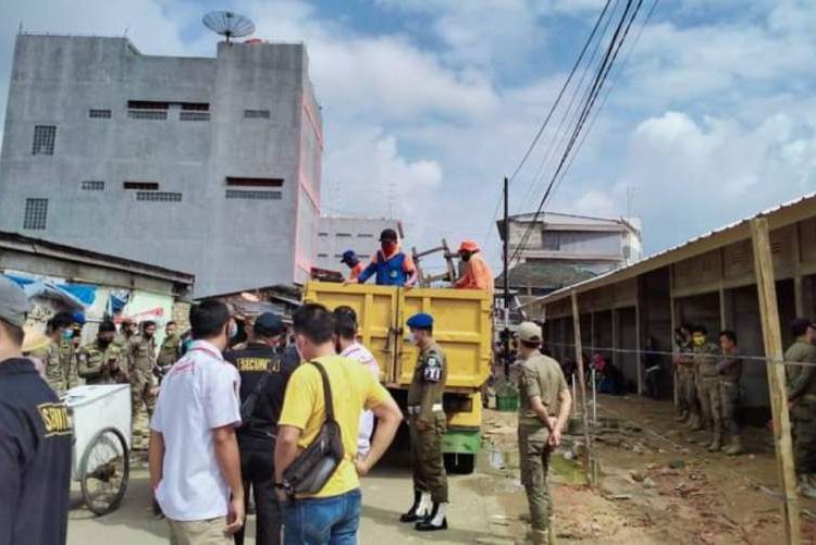 Tim gabungan Pemkab Muba dibackup petugas kepolisian dari Polsek Sekayu dan Polres Muba melakukan penertiban pedagang di eks Pasar Talang Jawa Sekayu, Rabu (23/12). (fornews.co/humas pemkab muba)