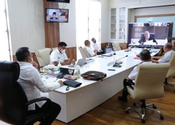 Bupati Muba Dodi Reza Alex saat Rapat Konsultasi dengan Pemerintah Provinsi Sumatra Selatan Terkait Rencana Pengembangan Lapangan Pertama (POD I) Kaliberau dalam Wilayah Kerja Sakakemang secara virtual dari Ruang Rapat Bupati Muba, Rabu (23/12). (fornews.co/humas pemkab muba)