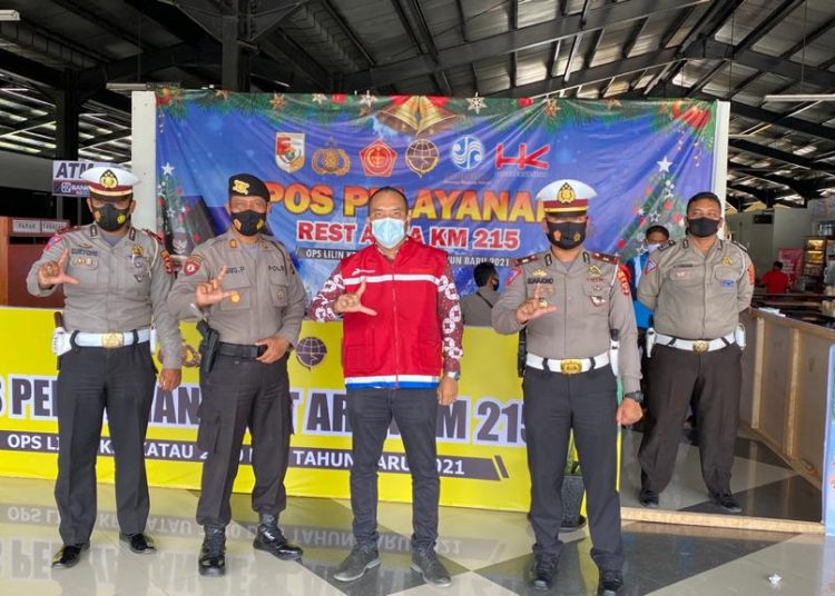 Pjs. Unit Manager Communication, Relations & CSR MOR II Sumbagsel, Ujang Supriadi saat menyambangi Pos Pelayanan di Rest Area 215 Tol Trans Sumatra, Kamis (24/12). (fornews.co/pertamina mor II)