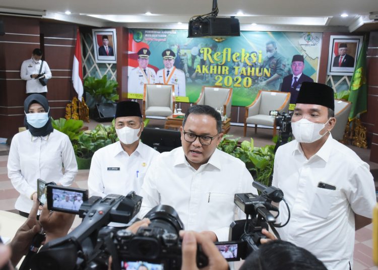 Bupati Muba Dodi Reza Alex didampingi Wakil Bupati Beni Hernedi dan Sekda Apriyadi memberikan keterangan usai acara Refleksi Akhir Tahun 2020 Pemerintah Kabupaten Muba di Audiotorium Pemkab Muba, Senin (28/12). (fornews.co/humas pemkab muba)