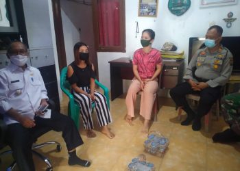 Forkopimcam dan Satgas Penanganan COVID-19 Lawang Wetan saat mendatangi rumah seorang pemuda yang menikahi dua perempuan di Desa Talang Piase, Kecamatan Lawang Wetan, Selasa (29/12). (fornews.co/humas pemkab muba)