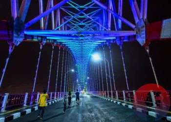 Warga berada di atas Jembatan Musi VI yang dilengkapi dengan gemerlap lampu LED yang dialiri listrik PLN. (matakamera/fornews.co/mushaful imam)