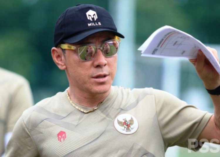 Pelatih Tim Nasional Indonesia U19 Shin Tae-yong memimpin latihan di Lapangan D (Panahan), Senayan, Jakarta, Sabtu (12/12). (fornews.co/pssi)