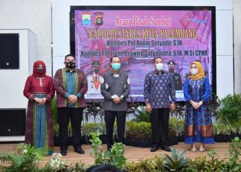 Wali Kota Palembang berfoto bersama Kapolrestabes Palembang lama Kombes Pol Anom Setyadji dan Kapolrestabes baru Kombes Pol Irvan Prawira Satyaputra pada malam pisah sambut di rumah dinas Wali Kota Palembang, Selasa malam (5/1/2021). (fornews.co/bakohumas palembang)