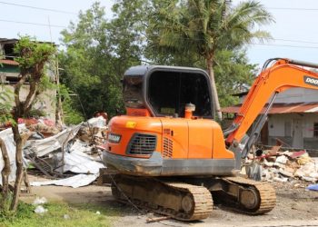 Alat berat dikerahkan untuk membantu membersihkan puing-puing bangunan yang roboh terdampak gempa bumi Sulawesi Barat, Selasa (26/1/2021). (fornews.co/humas bnpb)