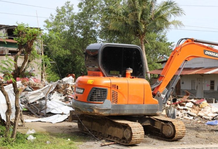 Alat berat dikerahkan untuk membantu membersihkan puing-puing bangunan yang roboh terdampak gempa bumi Sulawesi Barat, Selasa (26/1/2021). (fornews.co/humas bnpb)