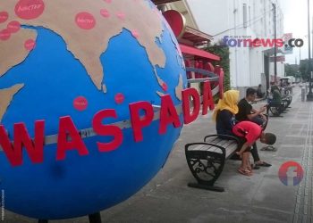 WARGA Jogja sedang bersantai di depan gedung pameran Sonobudoyo di kawasan Titik Nol Kilometer Yogyakarta. (foto fornews.co/adam)