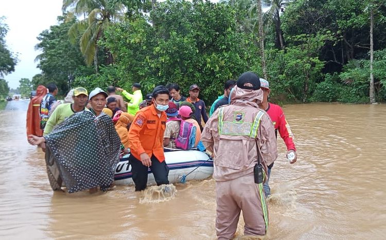 Petugas BPBD Tanah Laut mengevakuasi warga yang menjadi korban banjir di Kabupaten Tanah Laut, Jumat (15/1/2021). (fornews.co/bpbd kabupaten tanah laut)