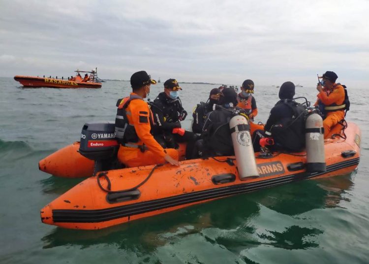 Tim penyelam dari Basarnas Special Group (BSG) bersiap melakukan penyelaman untuk mencari korban dan puing-puing di LKP dugaan jatuhnya pesawat Sriwijaya Air SJ-182, Minggu (10/1/2021). (fornews.co/humas basarnas)
