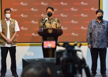 Menkes Budi Gunadi Sadikin, Menko Perekonomian Airlangga Hartarto, dan Ketua Satgas Penanganan Covid-19 Doni Monardo saat menyampaikan keterangan pers, di Kantor Presiden, Jakarta, Rabu (6/1/2021). (fornews.co/humas setkab/rahmat)