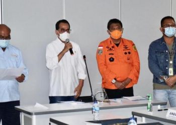 Menhub Budi Karya Sumadi saat memberikan keterangan pers seputar kronologi sementara kecelakaan pesawat Sriwijaya Air SJY 182 di Bandara Internasional Soekarno Hatta, Sabtu malam (9/1/2021). (fornews.co/humas kemenhub)