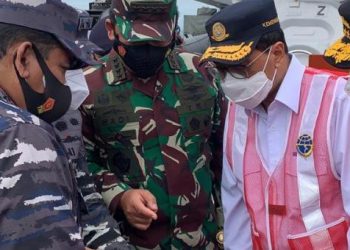 Menhub Budi Karya Sumadi, Panglima TNI Marsekal Hadi Tjahjanto, Kepala Basarnas Marsdya Bagus Puruhito saat berada di KRI John Lie yang menuju lokasi diduga jatuhnya pesawat Sriwijaya Air SJ-182 di wilayah Kepulauan Seribu, Minggu (10/1/2021). (fornews.co/humas kemenhub)