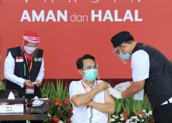 Ketum PB IDI Daeng M Faqih saat menerima vaksin Covid-19 di beranda Istana Merdeka, Jakarta, Rabu (13/1/2021). (fornews.co/biro pers setpres/kris)