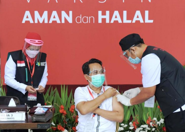 Ketum PB IDI Daeng M Faqih saat menerima vaksin Covid-19 di beranda Istana Merdeka, Jakarta, Rabu (13/1/2021). (fornews.co/biro pers setpres/kris)