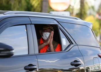 Ketua Satgas Penanganan Covid-19 Doni Monardo yang juga Kepala BNPB berpamitan usai meninjau pengungsi di Kabupaten Mamuju, Jumat (22/1/2021). (fornews.co/bnpb/danung arifin)