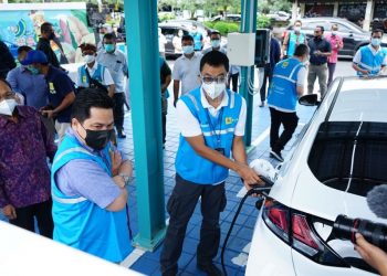 Menteri BUMN Erick Thohir menyaksikan pengisian daya ke mobil listrik saat melakukan uji coba mobil listrik dan pengecekan kesiapan stasiun pengisian kendaraan listrik (charging station) di Denpasar, Bali, Sabtu (2/1/2021). (fornews.co/humas kementerian bumn)