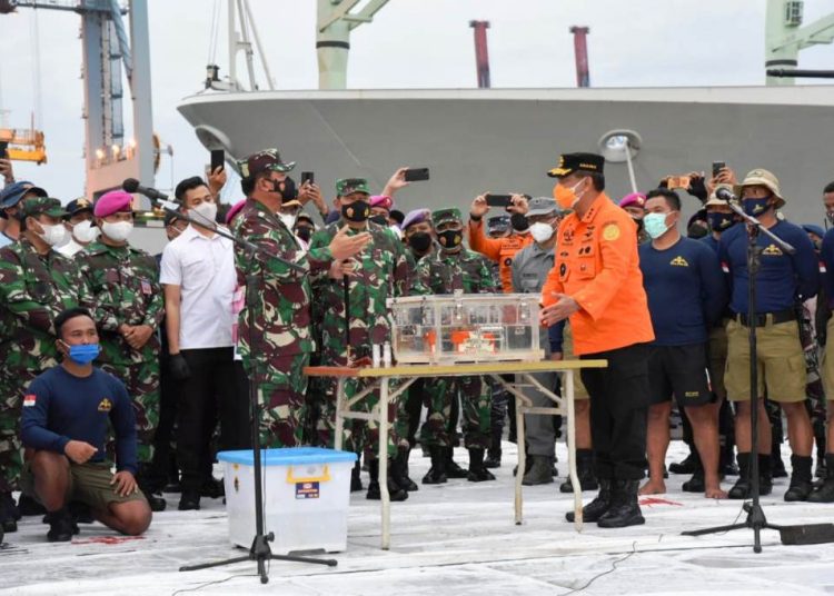 Panglima TNI Marsekal TNI Hadi Tjahjanto menyerahkan FDR pesawat Sriwijaya Air SJ 182 kepada Kepala Basarnas Marsdya TNI (Purn) Bagus Puruhito untuk selanjutnya diteruskan ke KNKT di Posko Terpadu JICT 2 Pelabuhan Tanjung Priok, Selasa (12/1/2021). (fornews.co/humas basarnas)