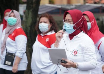 Ketua YJI Cabang Utama Sumsel Fauziah Mawardi Yahya saat melantik Klub Jantung Remaja YJI Cabang Utama Sumsel di halaman kantor YJI Sumsel, Sabtu (9/1/2021). (fornews.co/kominfo sumsel)