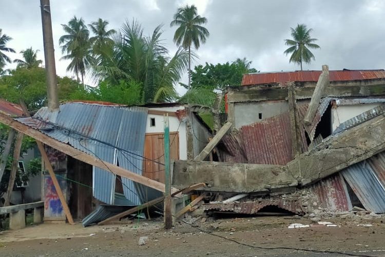 Rumah yang rusak terdampak akibat gempa M6,2 di Sulawesi Barat, Jumat dini hari (15/1/2021). (fornews.co/bnpb/ist)