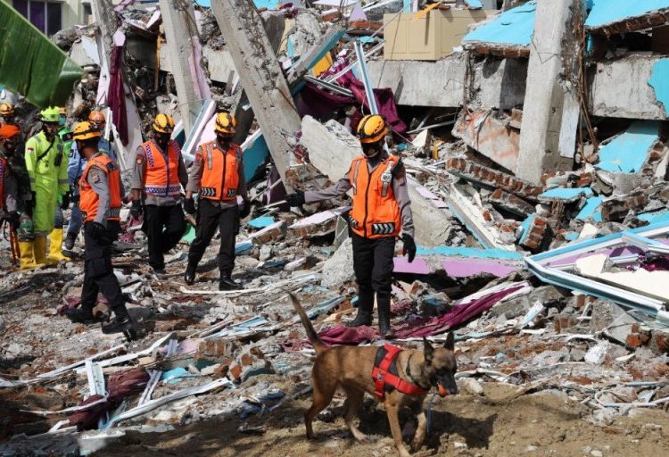 Tim SAR Gabungan melakukan pencarian korban yang tertimpa reruntuhan bangunan akibat gempa M6,2 di Provinsi Sulawesi Barat. (fornews.co/bnpb/ist)