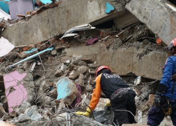 Petugas gabungan berupaya melakukan pencarian korban dari reruntuhan bangunan akibat gempa M6,2 di Provinsi Sulawesi Barat. (fornews.co/dmc dompet dhuafa)