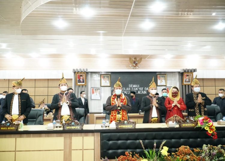 Gubernur Sumsel Herman Deru saat menghadiri Sidang Paripurna DPRD OKU Selatan dalam rangka memperingati hari jadi ke-17 Kabupaten OKU Selatan di Gedung DPRD OKU Selatan, Senin (25/1/2021). (fornews.co/humas provinsi sumsel)