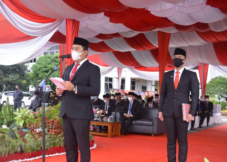 Bupati OKU Selatan, Popo Ali Martopo saat memimpin upacara peringatan HUT ke-17 Kabupaten OKU Selatan, Kamis (07/01). (IST)