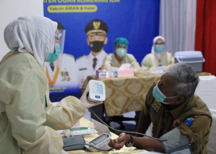 Bupati OKI, H Iskandar SE saat diperiksa pada pencanangan vaksinasi di RSUD Kayuagung, Senin (18/01). (Kominfo OKI)
