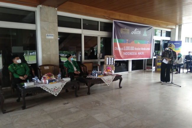 Ketua Pengurus Wilayah GP Ansor Sumsel, Ahmad Zarkasih saat menghadiri pembagian masker di DPRD Sumsel. Foto: Fornews/Alwi Alim