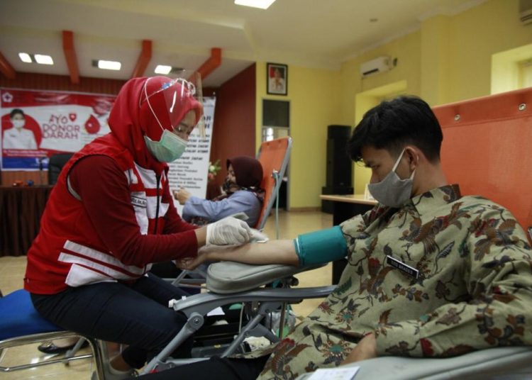 Petugas UDD PMI Sumsel melakukan pengambilan darah dari pendonor di kantor Dinas Perhubungan Sumsel, Jumat (15/1/2021). (fornews.co/humas provinsi sumsel)