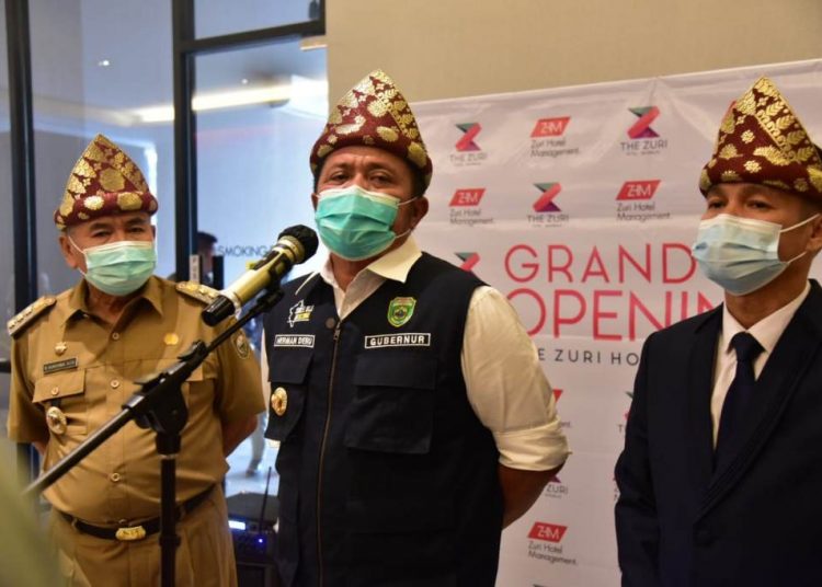 Gubernur Sumsel Herman Deru didampingi Bupati OKU Kuryana Azis dan Owner The Zuri Hotel Baturaja Chrisantus Hasan Taslim memberikan keterangan pers usai peresmian The Zuri Hotel Baturaja, Selasa (19/1/2021). (fornews.co/humas provinsi sumsel)