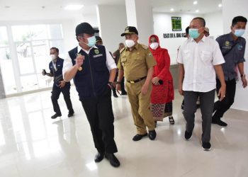 Gubernur Sumsel Herman Deru meninjau gedung baru RSUD dr H Ibnu Sutowo Baturaja usai peresmian pada Selasa (19/1/2021). (fornews.co/humas provinsi sumsel)