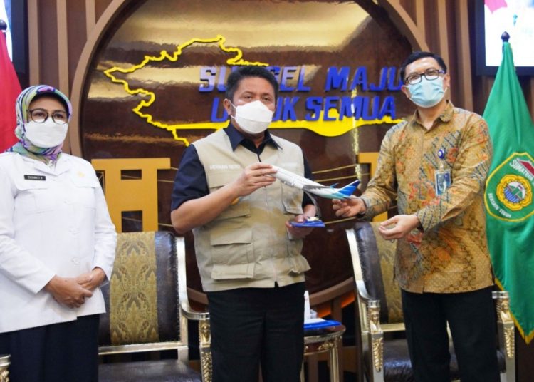 Gubernur Sumsel Herman Deru menerima replika pesawat Garuda Indonesia dari Regional CEO Sumatra Region PT Garuda Indonesia (Persero) Tbk, Ngakan Putu Septigraha usai audiensi, Rabu (20/1/2021). (fornews.co/humas provinsi sumsel)