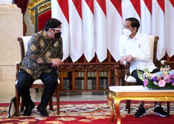 Presiden Jokowi berbincang dengan Menko Perekonomian Airlangga Hartarto di sela acara Kompas100 CEO Forum Tahun 2021, di Istana Negara, Jakarta, Kamis (21/01). (fornews.co/foto: Biro Pers Setpres/Lukas)