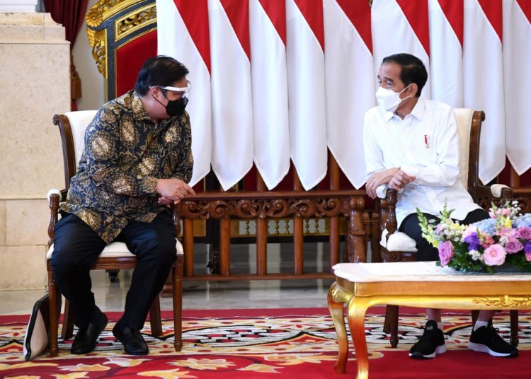 Presiden Jokowi berbincang dengan Menko Perekonomian Airlangga Hartarto di sela acara Kompas100 CEO Forum Tahun 2021, di Istana Negara, Jakarta, Kamis (21/01). (fornews.co/foto: Biro Pers Setpres/Lukas)
