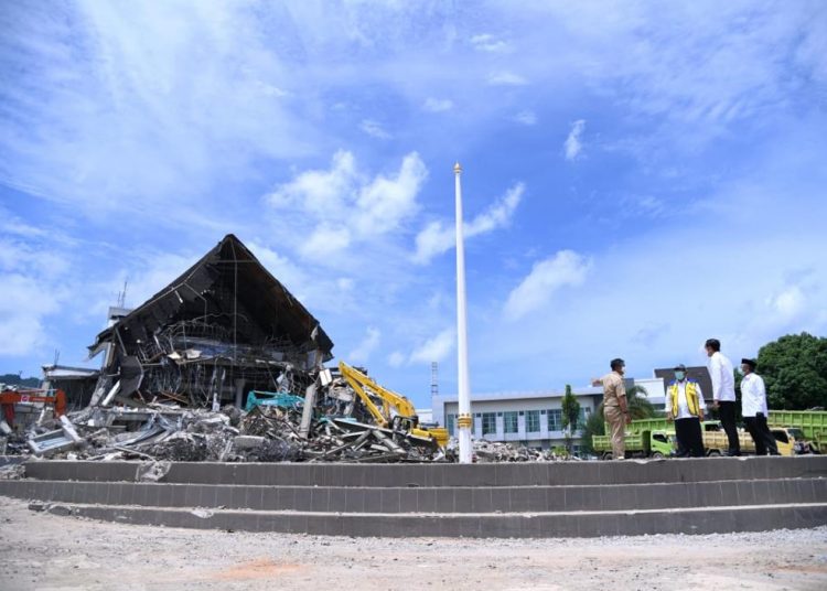 Presiden Joko Widodo meninjau salah satu titik terdampak gempa yaitu Kantor Gubernur Sulawesi Barat, Selasa (19/1/2021). (fornews.co/bpmi setpres/lukas)