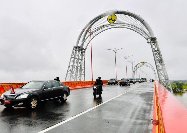 Mobil Presiden Jokowi dan rombongan melintasi Jembatan Ogan yang merupakan bagian dari ruas tol Kayu Agung-Palembang, Selasa (26/01/2021). (fornews.co/foto: Biro Pers Setpres/Laily Rachev)