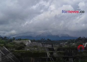 AWAN PANAS Gunung Merapi yang berjarak luncur hingga 3000 meter menyebabkan hujan abu di sejumlah desa di Kabupaten Boyolali, Jawa Tengah, Rabu (27/1/2021). Foto diambil dari sabodam Kali Gendol, Cangkringan, Sleman, DIY. (foto fornews.co/adam)