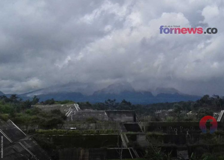 AWAN PANAS Gunung Merapi yang berjarak luncur hingga 3000 meter menyebabkan hujan abu di sejumlah desa di Kabupaten Boyolali, Jawa Tengah, Rabu (27/1/2021). Foto diambil dari sabodam Kali Gendol, Cangkringan, Sleman, DIY. (foto fornews.co/adam)