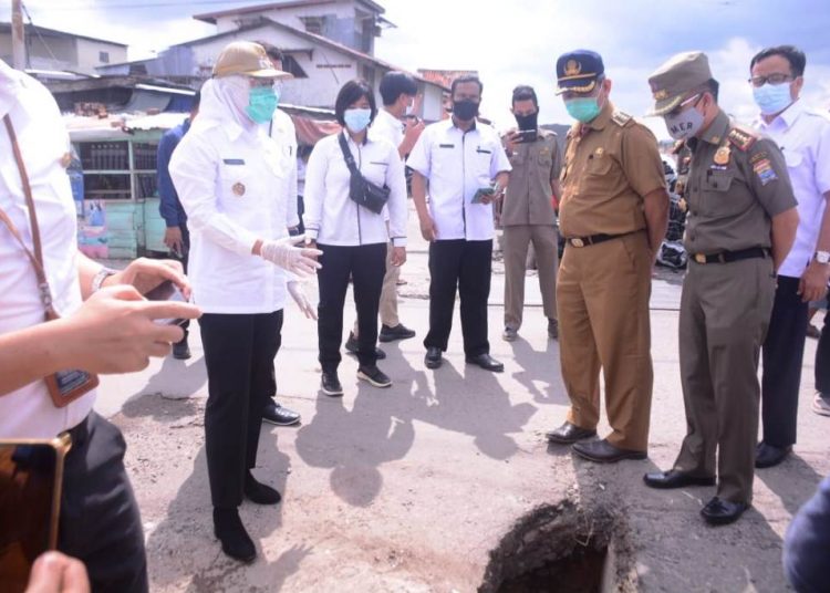 Wawako Palembang Fitrianti Agustinda saat meninjau jembatan berluban di Jalan Ali Gatmir, Kelurahan 13 Ilir, Rabu (6/1/2021). (fornews.co/bakohumas palembang)