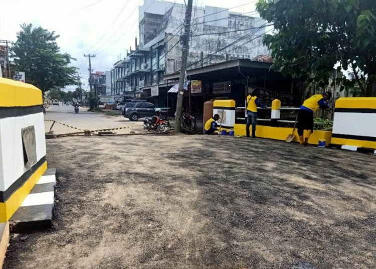 Pekerja perbaikan Jembatan Musi Raya sedang melakukan finishing jembatan yang sudah selesai diperbaiki, Senin (25/1/2021). (fornews.co/bakohumas palembang)