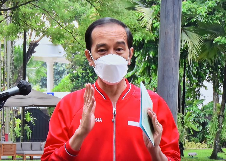 Presiden Jokowi memberikan pernyataan usai menerima vaksinasi COVID-19 dosis kedua, di halaman tengah Istana Kepresidenan, Jakarta, Rabu (27/01/2021). (fornews.co/foto: Humas/Jay)