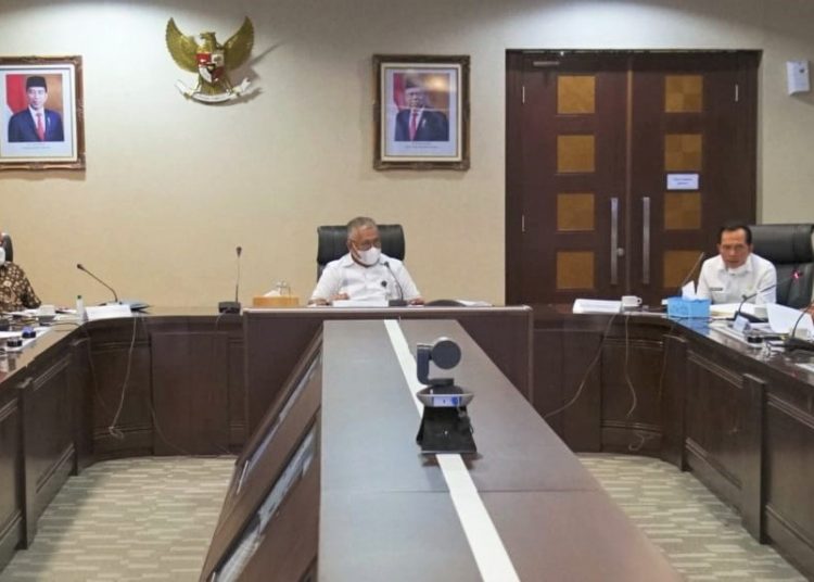 Deputi I KSP Febry Calvin Tetelepta saat memimpin Rapat Koordinasi Percepatan Pembangunan Ruas Tol bersama tiga kepala daerah di Sumsel, di Gedung Bina Graha, Jakarta, Senin (11/1). (fornews.co/ist)