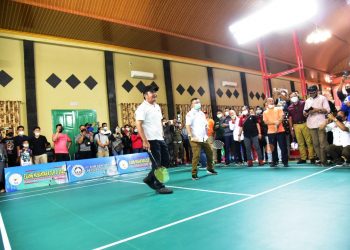 Gubernur Sumsel Herman Deru berpasangan dengan Ketua Umum KONI Sumsel Hendri Zainuddin bertanding melawan pasangan Ketua Pengprov PBSI Sumsel Amrullah dan Ketua Pengcab PBSI Palembang Ratu Dewa pada pembukaan Kejuaraan Elang Nusantara Cup 1 2021 di Graha Bandara Insani, Minggu (24/1/2021). (fornews.co/humas provinsi sumsel)