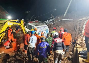 Longsor susulan terjadi pada saat petugas masih melakukan evakuasi korban di sekitar area longsoran pertama, Sabtu malam (9/1/2021). (fornews.co/bpbd kabupaten sumedang)