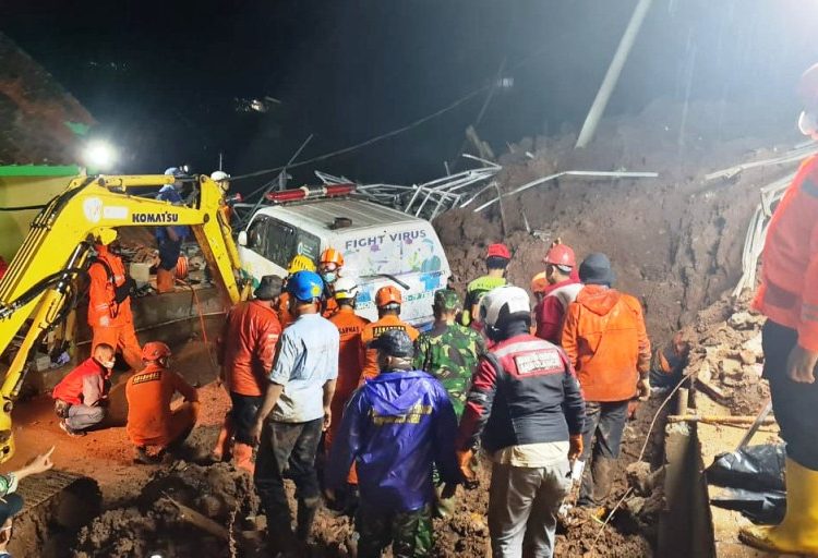 Longsor susulan terjadi pada saat petugas masih melakukan evakuasi korban di sekitar area longsoran pertama, Sabtu malam (9/1/2021). (fornews.co/bpbd kabupaten sumedang)