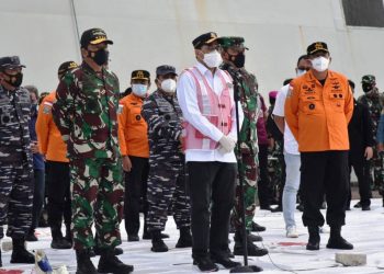 Menhub Budi Karya Sumadi memberikan keterangan pada press conference di Posko Tim SAR di JICT 2, Pelabuhan Tanjung Priok, Jakarta, Minggu sore (10/1/2021). (fornews.co/humas basarnas)