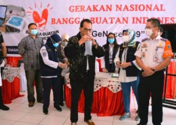 Menteri Perhubungan Budi Karya Sumadi mencoba alat deteksi Covid-19 GeNose C19 saat meninjau Terminal Kampung Rambutan, Minggu (24/1/2021). (fornews.co/bkip kemenhub)