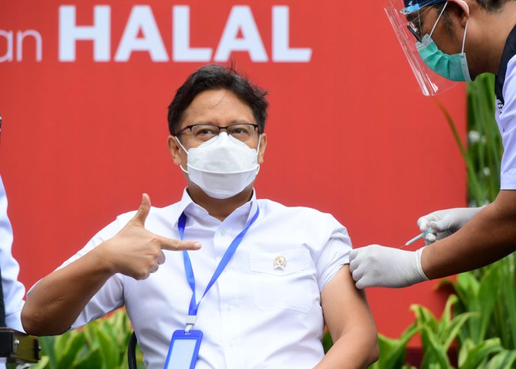 Menteri Kesehatan Budi Gunadi Sadikin saat divaksinasi dosis kedua di Istana Kepresidenan Jakarta, Rabu (27/1/2021). (fornews.co/bpmi setpres/muchlis jr)
